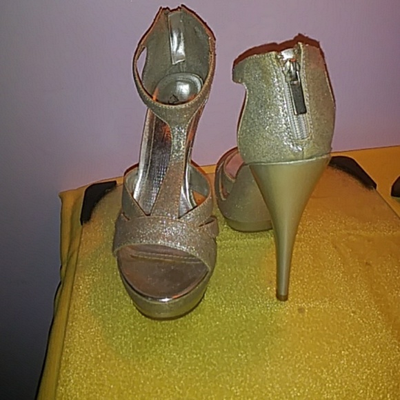 Woman's Heels - Picture 4 of 5